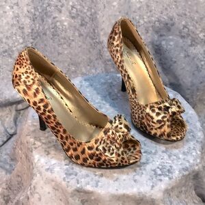 Qupid Women’s Leopard Print Peep Toes with Bow Size 6.5 medium 3.75” heel